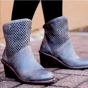 BED STU DUTCHESS COBBLER SERIES LASER DETAILED SMOKEY GREY ANKLE BOOTS SIZE 8.5